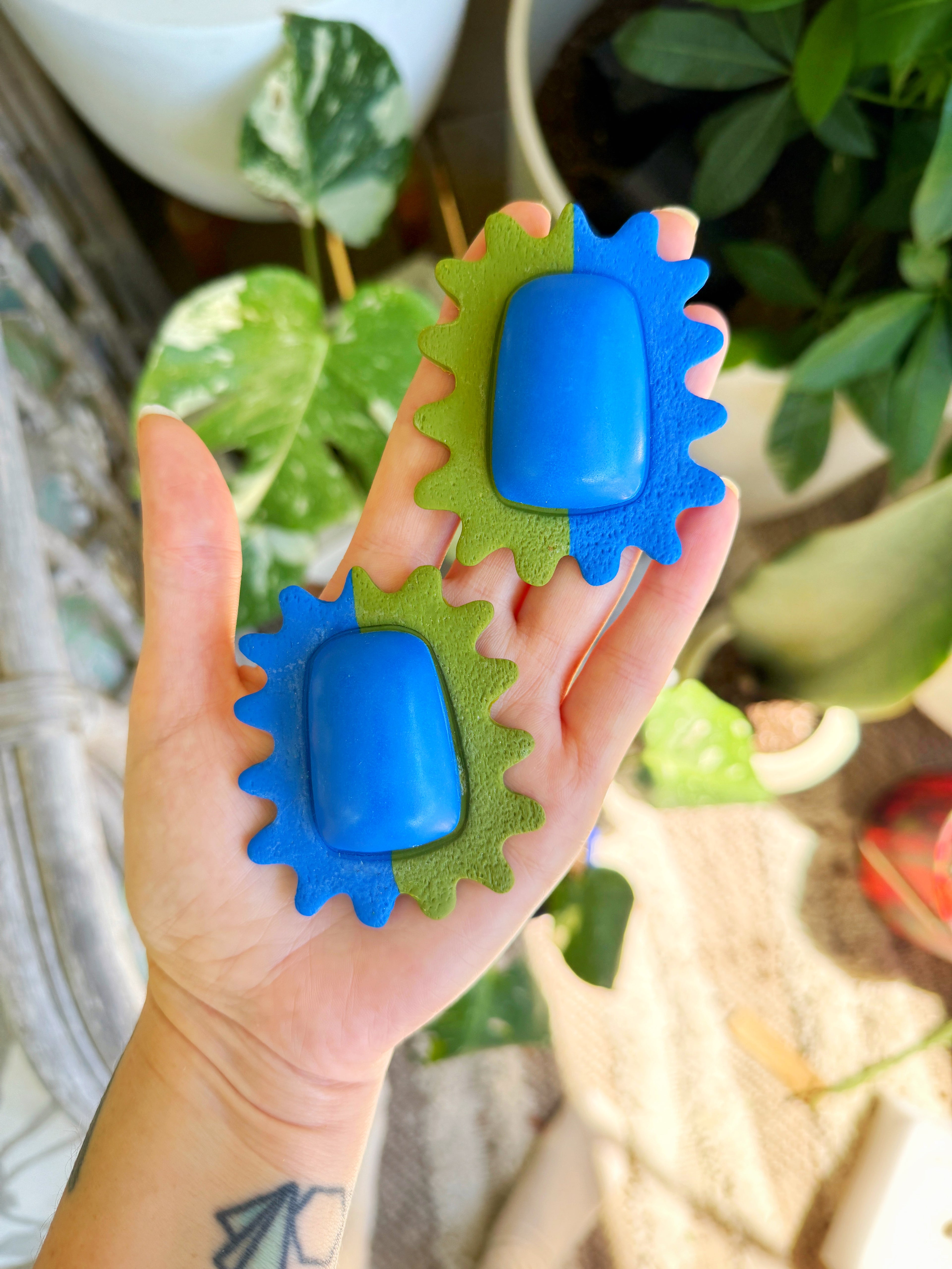 The Squiggle Frame in Halfsies Cobalt + Avocado Polymer Clay